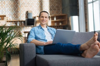 Kameraya bakan mutlu bir erkek.