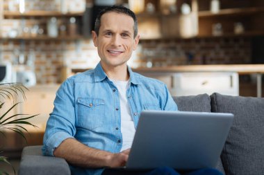 O evde olmayı portresi erkek kişi memnun