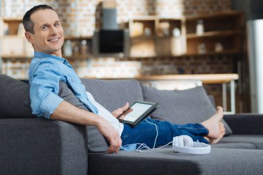 Mutlu genç erkek molası