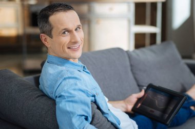 Portre çekici esmer bu tutma yüzünde gülümseme