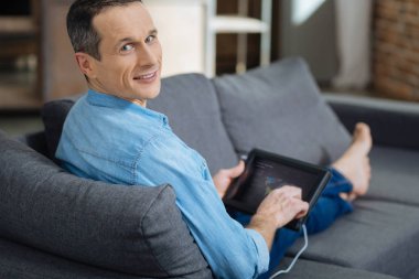 Çekici bir adam onun Gadget'ı kullanma