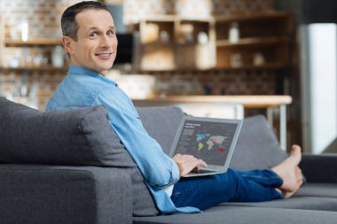 Neşeli freelancer onun laptop ile çalışma