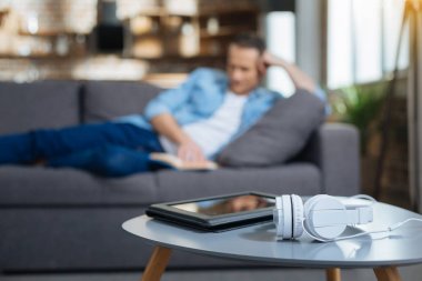 O tablet yalan fotoğraf kulaklık odaklı