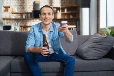 Pozitif esmer erkek gidiş bira içmek için memnun oldum.