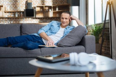 Yakışıklı adam onun kanepede poz