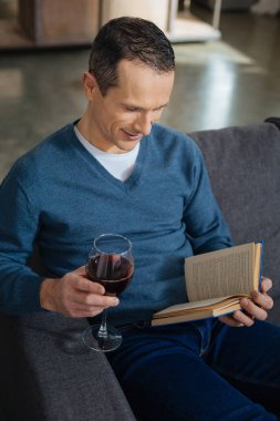 Özenli adam onun kitaba bakmalısın