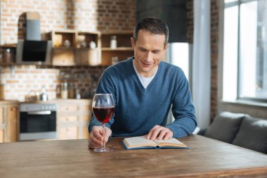 Özenli erkek kişi okuma roman