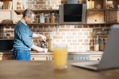 Özenli erkek hazırlanıyor bitkisel çay