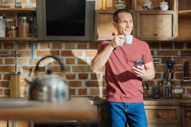 Yakışıklı erkek düşünme hakkında parlak bir gelecek