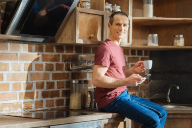 Kameraya gülümseyen pozitif memnun erkek