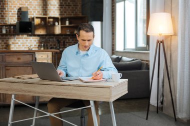 Planlar yapan erkek kişi konsantre