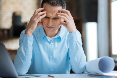 Özenli esmer robot resmi seyir