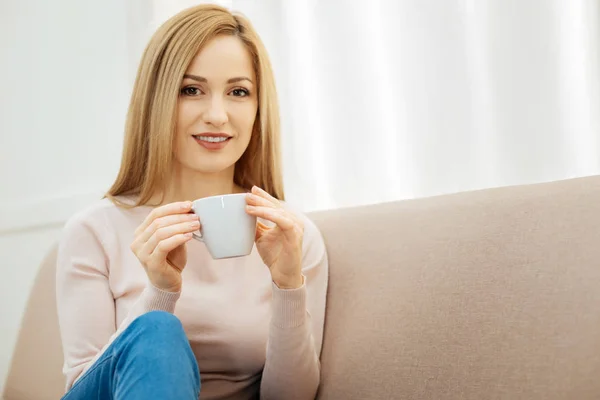 Mooie jonge vrouw met een koffiepauze — Stockfoto