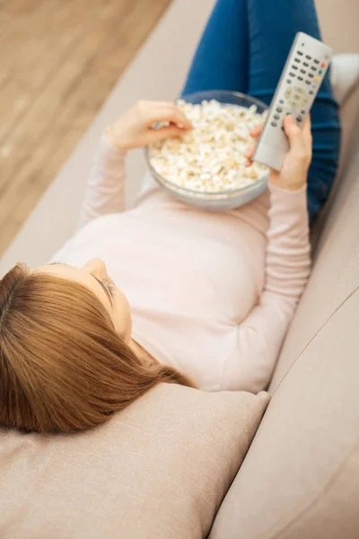 Młoda kobieta o Puchar z popcornu na brzuchu — Zdjęcie stockowe