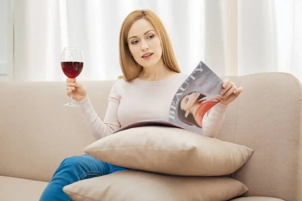 Красива жінка посміхається і тримає келих вина — стокове фото