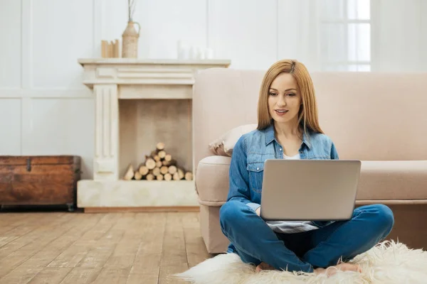 Allarme donna che lavora su un computer portatile seduto sul pavimento — Foto Stock