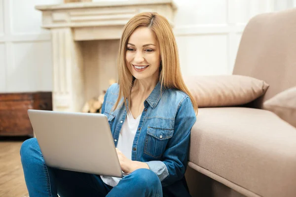 Przystojny uśmiechający się kobieta z jej laptop — Zdjęcie stockowe