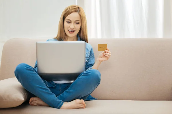 Fröhliche Frau arbeitet am Laptop — Stockfoto