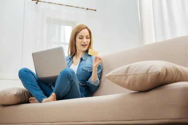 Inspirerade unga kvinnan tittar på hennes guld kort — Stockfoto