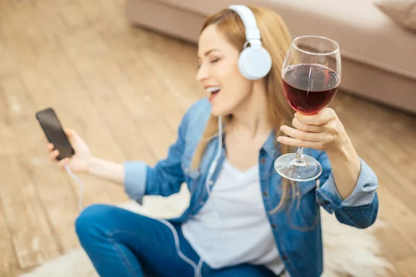 Mujer alegre cantando música y bebiendo vino — Foto de Stock