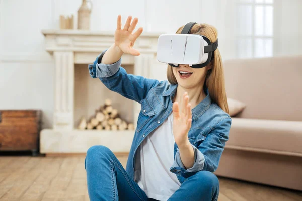 Alerta mulher usando dispositivo de realidade virtual — Fotografia de Stock