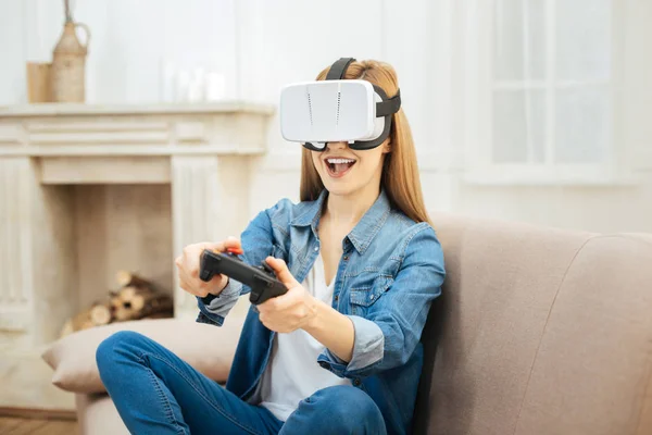 Szczęśliwa kobieta o okulary wirtualnej rzeczywistości na głowie — Zdjęcie stockowe