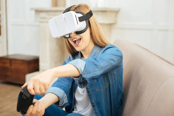 Aufmerksame Frau mit Virtual-Reality-Brille auf dem Kopf — Stockfoto