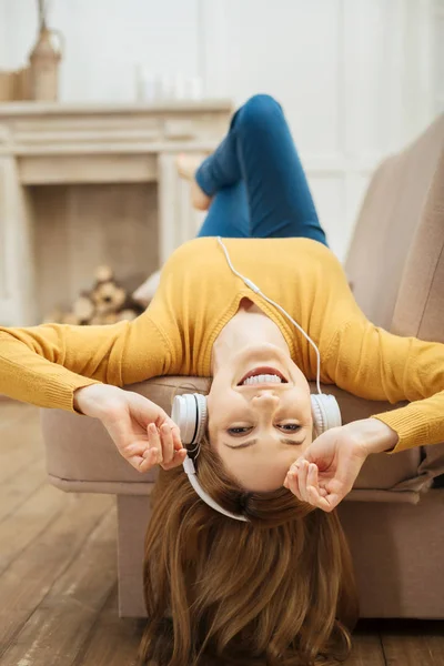 Sprudlande leende kvinna som lyssnar på musik — Stockfoto