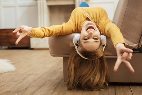 Trevlig glad kvinna som lyssnar på musik — Stockfoto