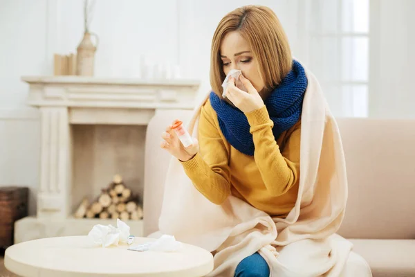 Malaise femme regardant le médicament — Photo