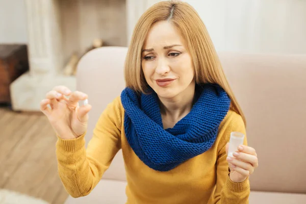 Ill wanita muda minum pil dengan jijik — Stok Foto