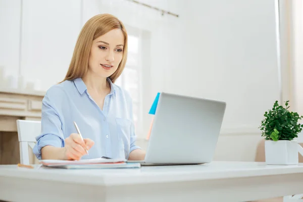 Pretty smiling woman working at home — Stock Photo, Image