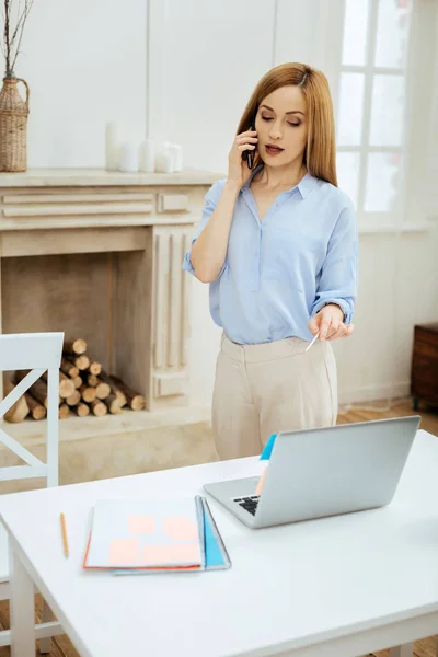 Velmi rozhodná žena mluví o telefonu — Stock fotografie