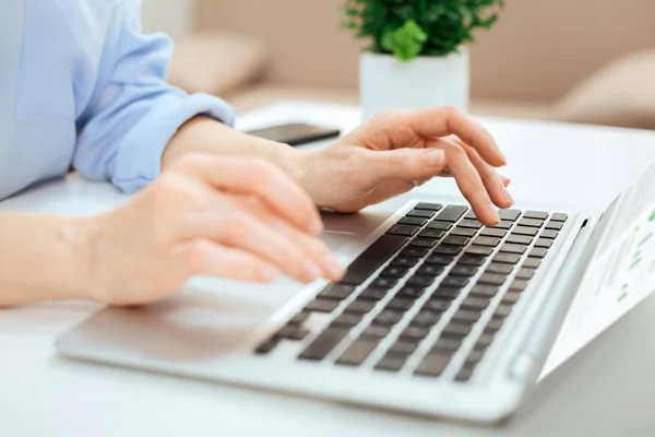 Mujer escribiendo en el teclado y trabajando en el portátil — Foto de Stock