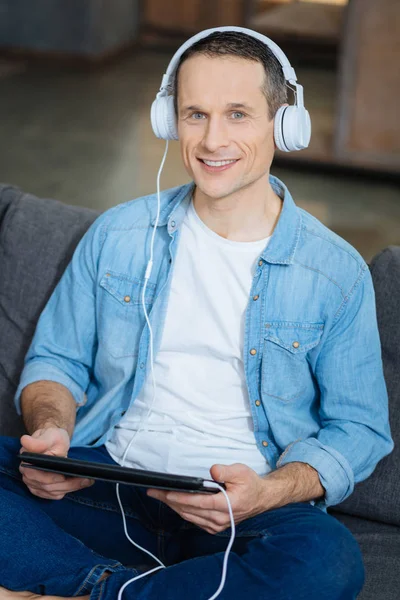 Cheerful freelancer posing straight at camera — Stock Photo, Image