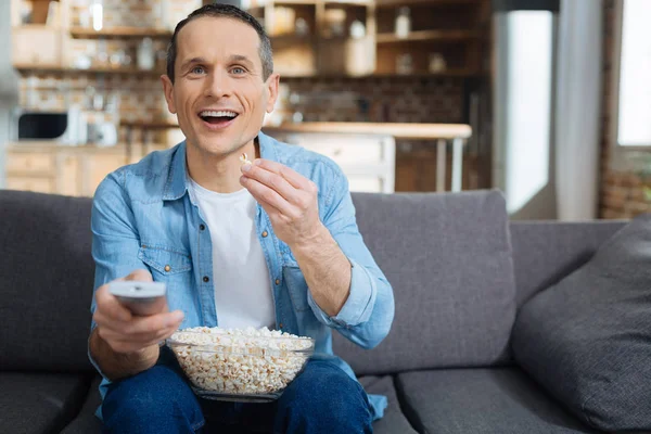 Mann verbringt Wochenende zu Hause — Stockfoto