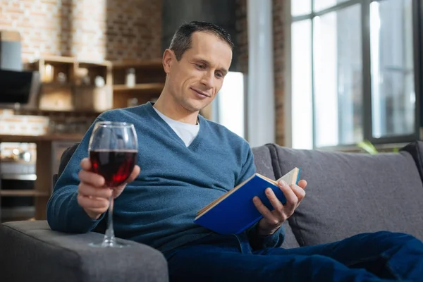 Relaxado homem pessoa ler romance — Fotografia de Stock