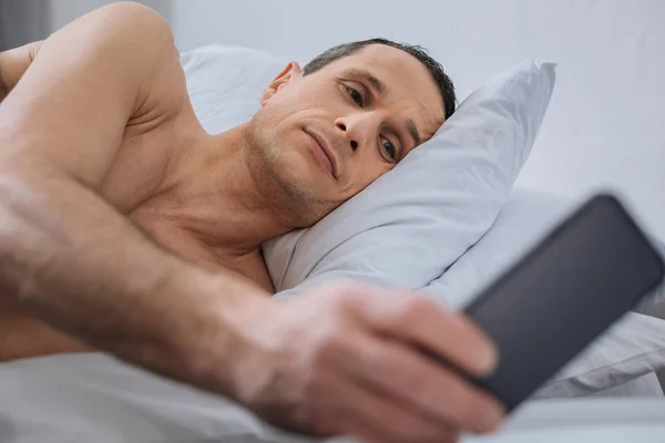 Retrato de hombre relajado que estando en la cama — Foto de Stock