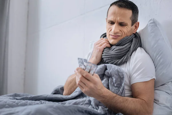 Emotional ill man going to take tablets — Stock Photo, Image