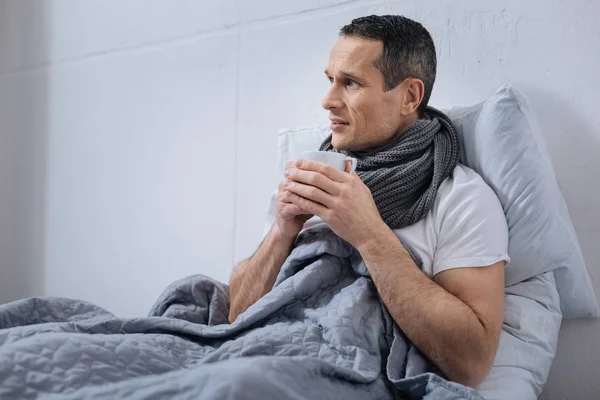 Hombre enfermo sosteniendo la taza con té caliente — Foto de Stock
