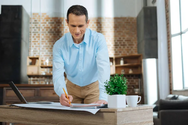 Bevoegde manager tellen zijn inkomen producten — Stockfoto