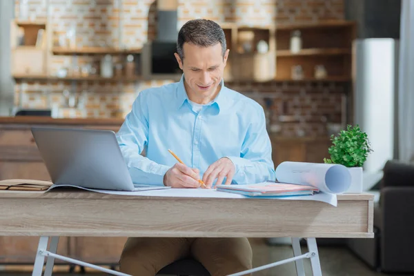 Trabajador serio haciendo su tarea conscientemente —  Fotos de Stock