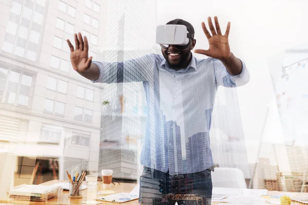 Afroamericano usando gafas virtuales —  Fotos de Stock