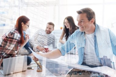 Yetenekli mühendisleri birlikte tartışma