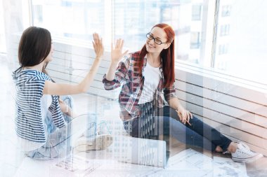 Çak yere vererek hevesli işçi