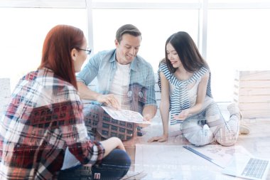 Başarılı takım tartışırken önemli projesi