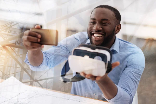 Hombre manteniendo gafas virtuales —  Fotos de Stock