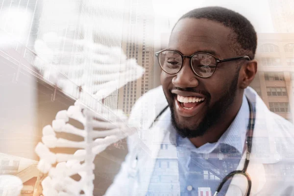 Médico sorridente usando óculos — Fotografia de Stock