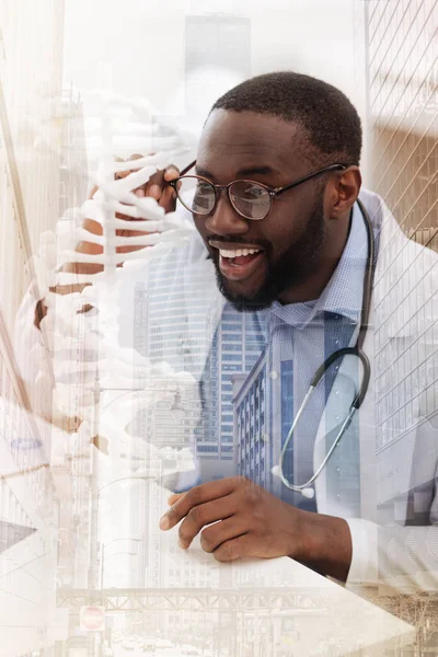 Médico tocando seus óculos — Fotografia de Stock