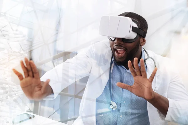 Médecin portant un appareil de réalité virtuelle — Photo